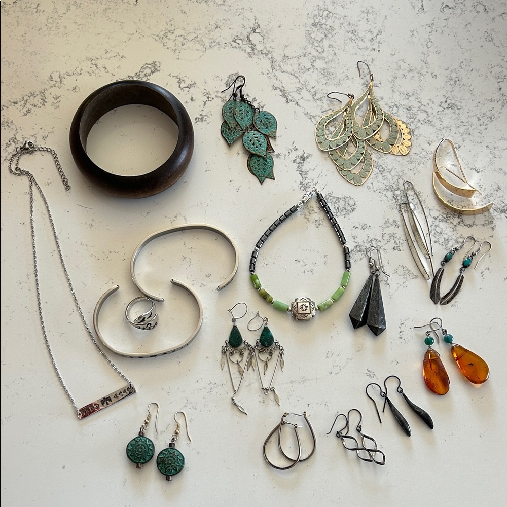 Assortment of jewelry, grab bag.